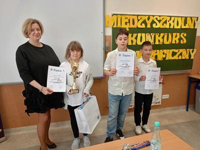 Wspólna fotografia uczniów - zwycięzcy.