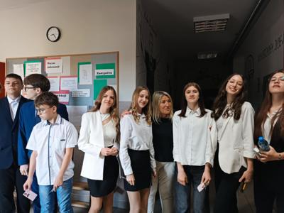 Uczniowie klasy ósmej tuż przed egzaminem. 