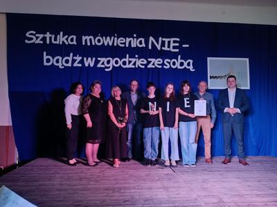 Zdjęcie grupowe wraz aktorem Markiem Siudymem, Starortą Łódzkim i pania dyrektor Anetą Mrówka