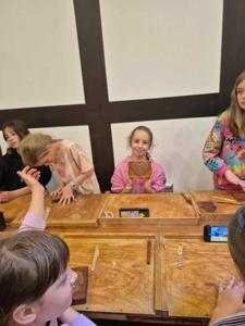 Uczniowie na warsztatach. 