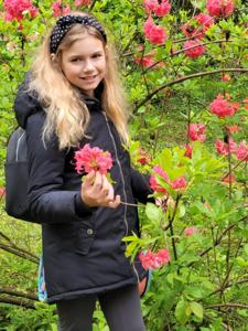 Uczennica wśród kwiatów. 