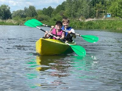 Uczniowie na kajakach. 