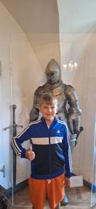 Kacper Marczak z rycerzem.