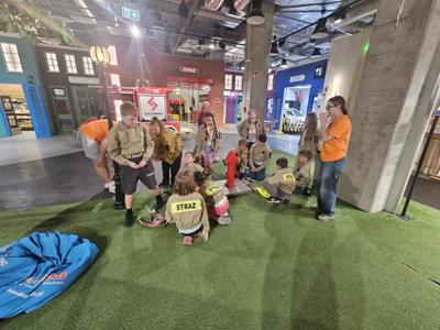 Uczniowie poznają zawód strażaka. 