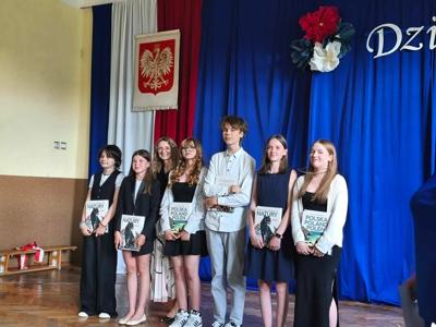 Zakończenie roku szkolnego 2024/25, rozdanie nagród i świadectw z czerwonym paskiem. 