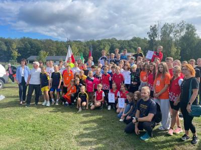 Wspólna fotografia małych sportowców. 