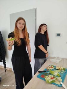 Uczennice przygotowuja zdrowe kanapki. 