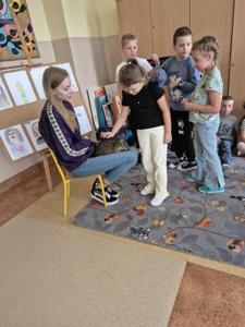 Uczniowie poznaja nowe zwierzatki. 