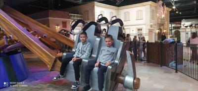 Uczniowie bawią się w Mandowi. 