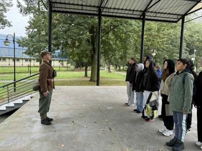 Uczniowie uczą się musztry żołnierskiej.