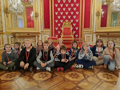 Uczniowie wysłuchuja treści zwiazanych zze zwiedzaniem. 