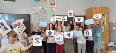 Uczniowie prezentują swoje kleksy. 