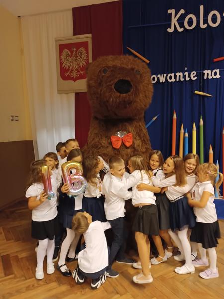 Uczniowie witają Misia przyjaciela szkoły.