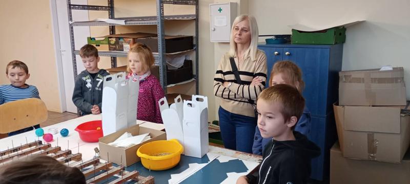 Uczniowie wraz z wychowawcą w fabryce bombek.