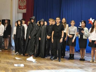 Uczniowie podczas występu.