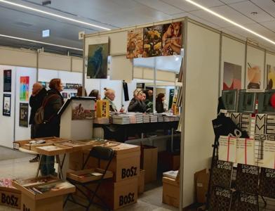 Uczniowie w strefie sztuki.