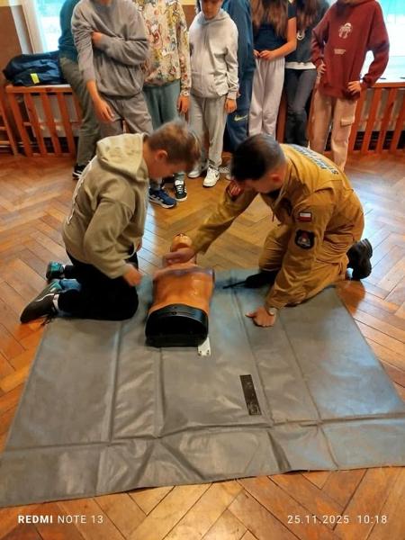 Nauka uciśnięć klatki piersiowej.