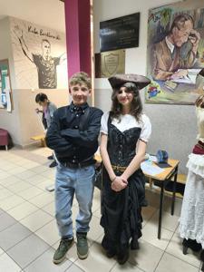 Przebierańcy na dyskotece.