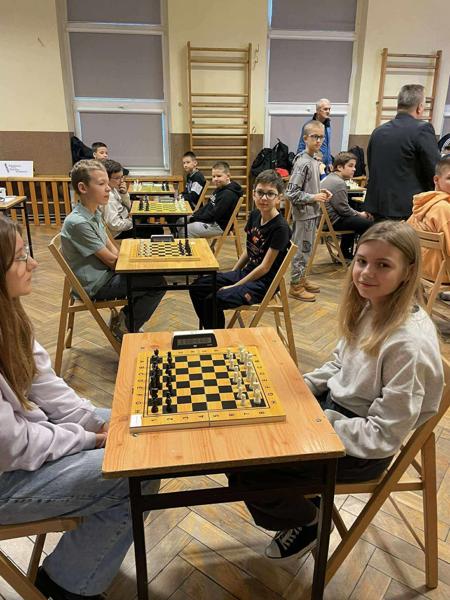 Uczniowie podczas zmagań szachowych.