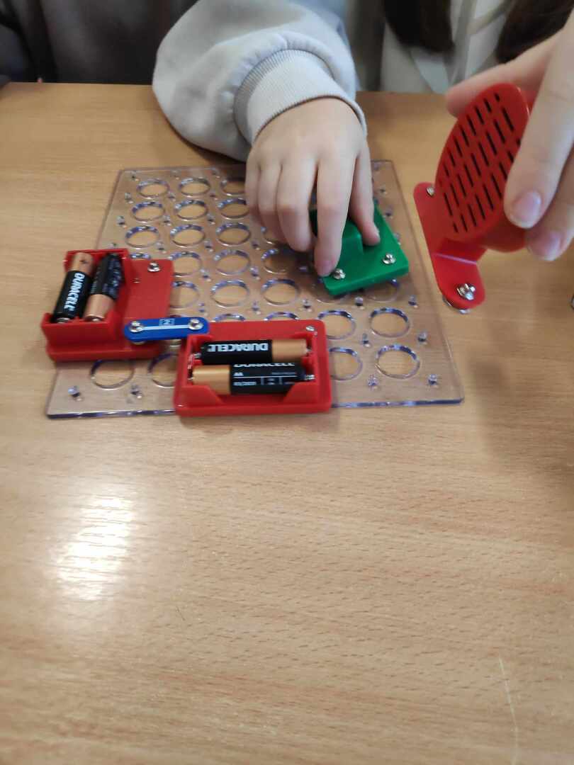 Uczniowie korzystając z Electronic brain box budują obwody elektryczne