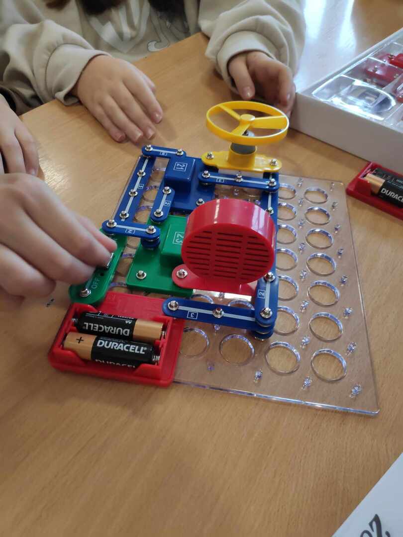 Uczniowie korzystając z Electronic brain box budują obwody elektryczne