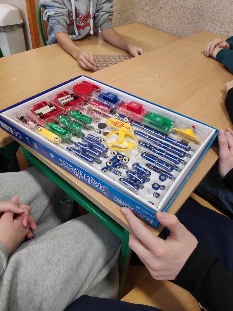 Uczniowie korzystając z Electronic brain box budują obwody elektryczne