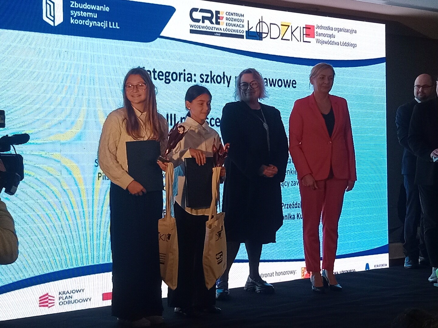 Aleksandra Nesteruk i Wiktoria Burzyńska wraz z przedstawicielkami organizatora konkursu filmowego podczas odbioru nagrody