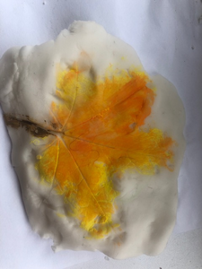 liść odbity w masie porcelanowej