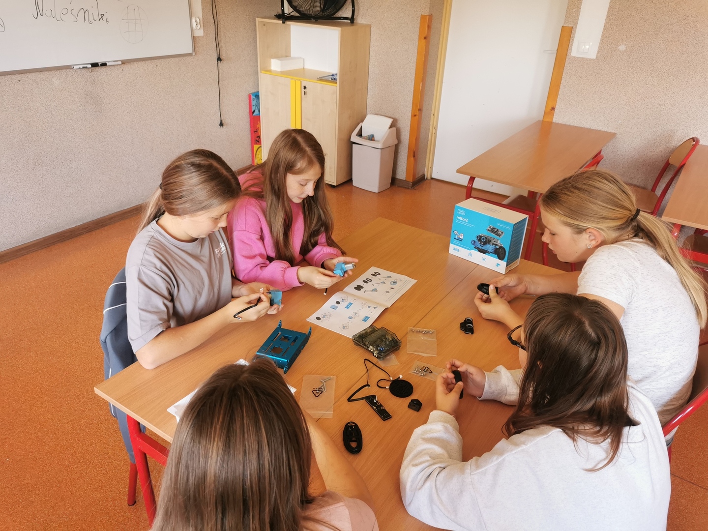 uczniowie_budowali_i_programowali_roboty.jpg [3648x2736]