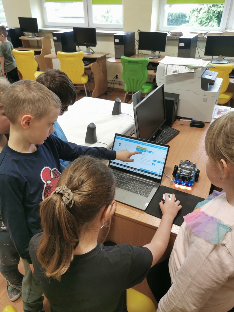 uczniowie_budowali_i_programowali_roboty1.jpg [2736x3648]