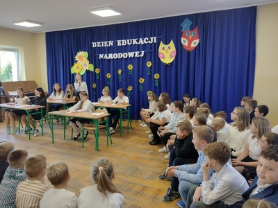 Uczniowie klas 5a i 5b podczas występu z okazji Dnia Edukacji Narodowej