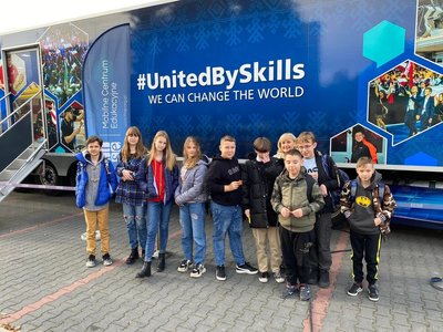 Uczniowie klas 6 z wizytą w Mobilnym Centrum Edukacyjnym