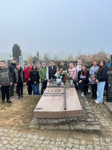 Uczniowie przy grobie Nieznanego Żołnierza na cmentarzu w Gałkowie Dużym