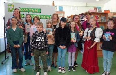 Laureaci i jury konkursu " Czytam, więc opowiadam"