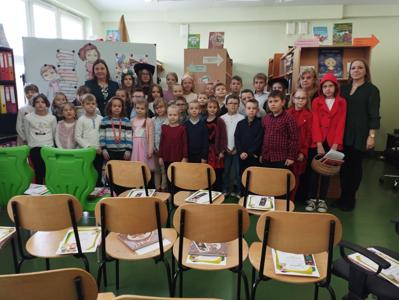 Uczniowie klasy I a  wraz z opiekunami i aktorami z klasy V b