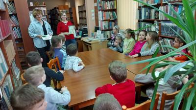 Drugoklasiści w publicznej bibliotece w Gałkowie Dużym
