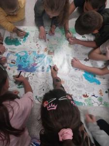 Uczniowie podczas zajęć na temat przystosowania zwierząt do otoczenia