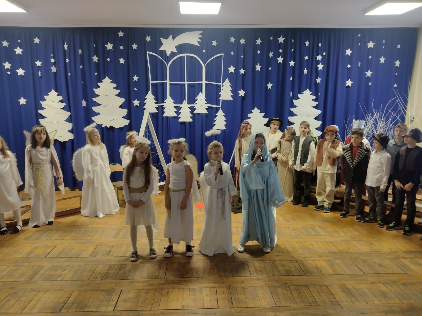 Uczennice klas 2a i 2b śpiewające pastorałkę
