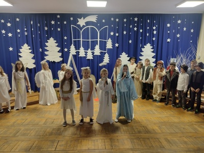 Uczennice klas 2a i 2b śpiewające pastorałkę