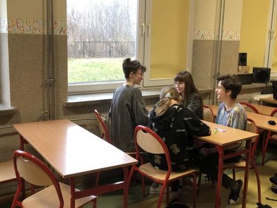 Uczniowie klasy 6a podczas pracy grupowej