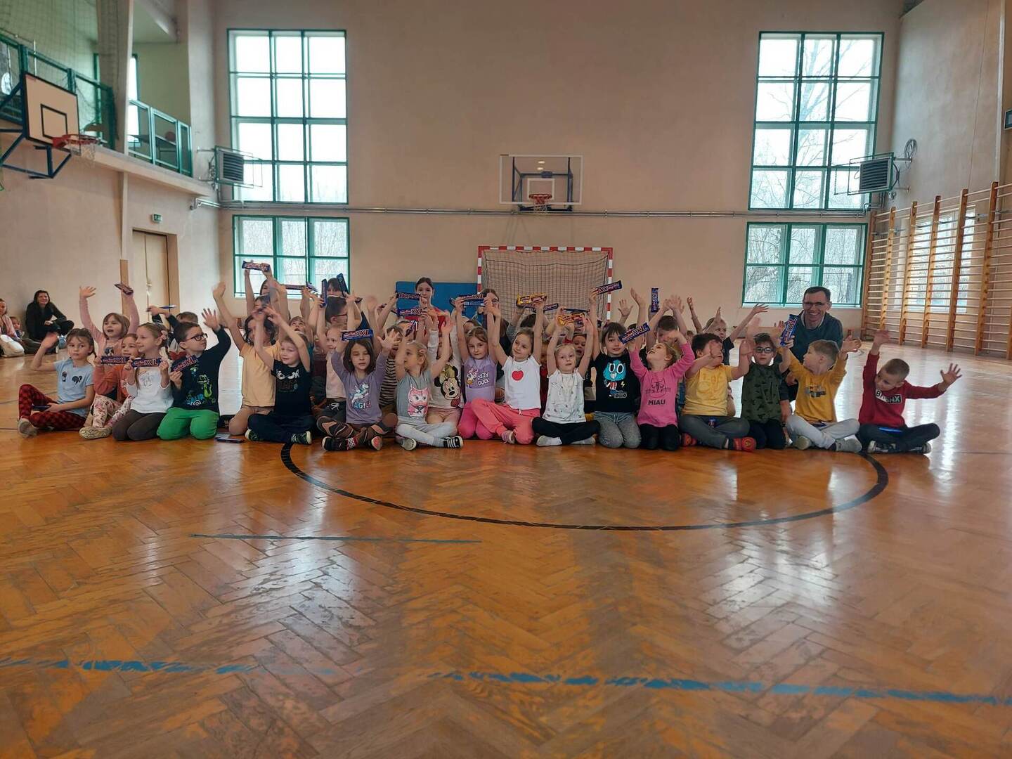 Przedszkolacy na szkolnej hali sportowej