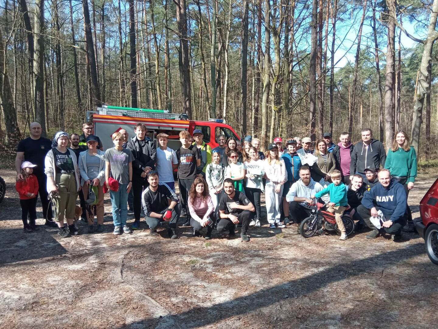 Uczniowie wraz z opiekunami podczas akcji sprzątania lasu