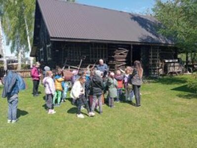 Uczniowie klas pierwszych na szlaku dawnych zawodów