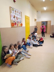 Na szkolnym korytarzu - pani Jolanta Kruś i klasy I-III