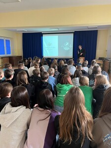 Uczniowie klas 5-8 na spotkaniu z prawnikiem - p. Maciejem Krzemińskim