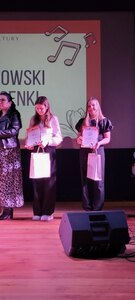 Zuzanna Kabat z klasy 7b podczas Koluszkowskiego Przeglądu Piosenki