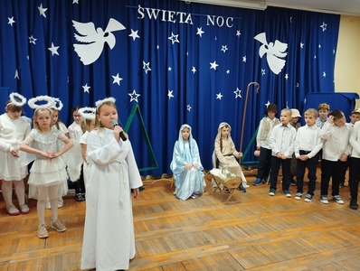 Uczniowie klas drugich podczas występu na szkolnych Jasełkach