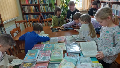 Drugoklasiści w publicznej bibliotece w Gałkowie Dużym
