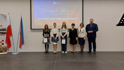 Laureatki konkursu, zastępca burmistrza Koluszek Krystyna Lewandowska, przewodnicząca Rady Miejskiej Anna Szostak, burmistrz Koluszek Waldemar Chałat