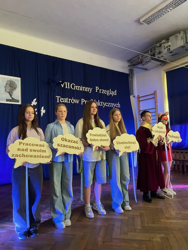Uczniowie klasy 7b podczas występu na Przeglądzie teatrów profilaktycznych
